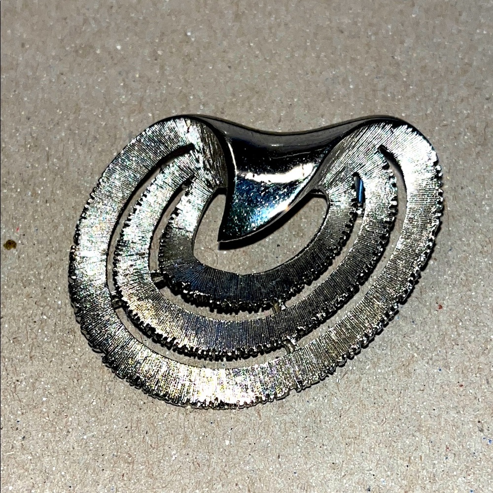 JJ Jonette Jewelry Elegant Silver-Toned Women's Brooch Jewelry Piece